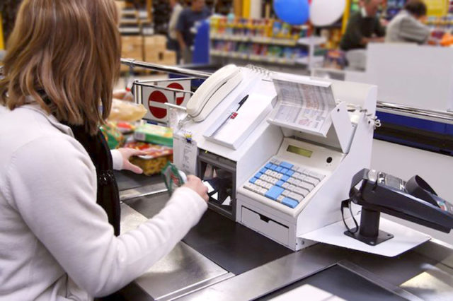 L'immagine attuale non ha un testo alternativo. Il nome del file è: cassiera-supermercato.jpg