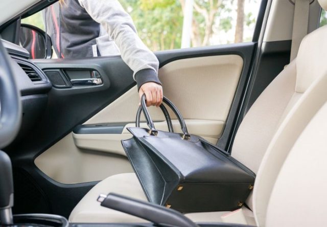 L'immagine attuale non ha un testo alternativo. Il nome del file รจ: furto-borsa-auto.jpg