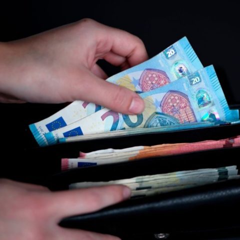 L'immagine attuale non ha un testo alternativo. Il nome del file รจ: furto-portafogli.jpg