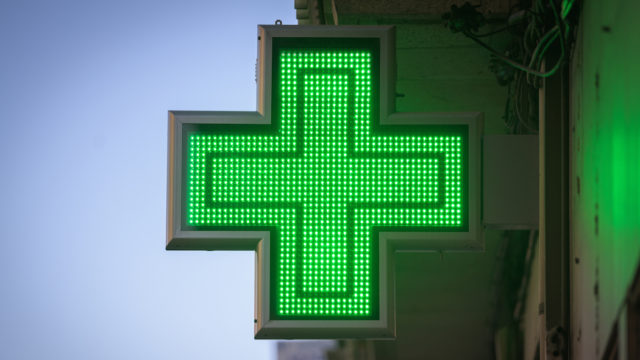 L'immagine attuale non ha un testo alternativo. Il nome del file è: FARMACIA-INSEGNA.jpg