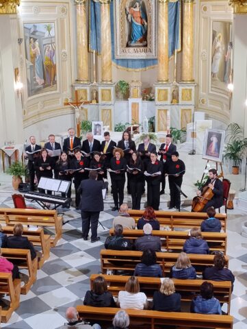L'immagine attuale non ha un testo alternativo. Il nome del file รจ: coro.jpg