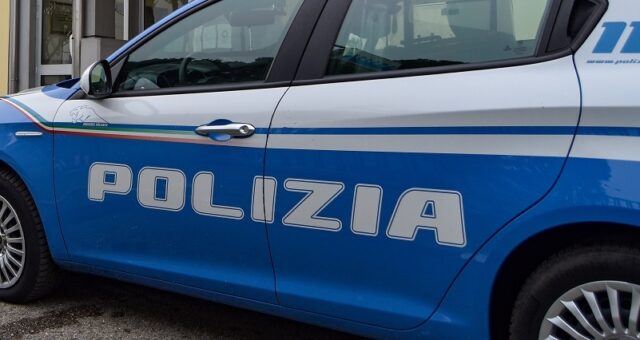 L'immagine attuale non ha un testo alternativo. Il nome del file รจ: auto-polizia.jpg
