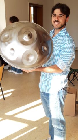 L'immagine attuale non ha un testo alternativo. Il nome del file รจ: handpan.jpg