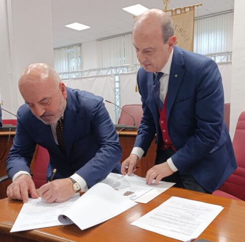 L'immagine attuale non ha un testo alternativo. Il nome del file รจ: FROSINONE.jpg