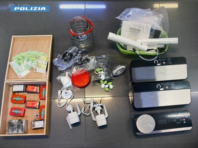 L'immagine attuale non ha un testo alternativo. Il nome del file è: POLIZIADISTATO.jpg