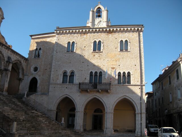 L'immagine attuale non ha un testo alternativo. Il nome del file è: comune-priverno.jpg