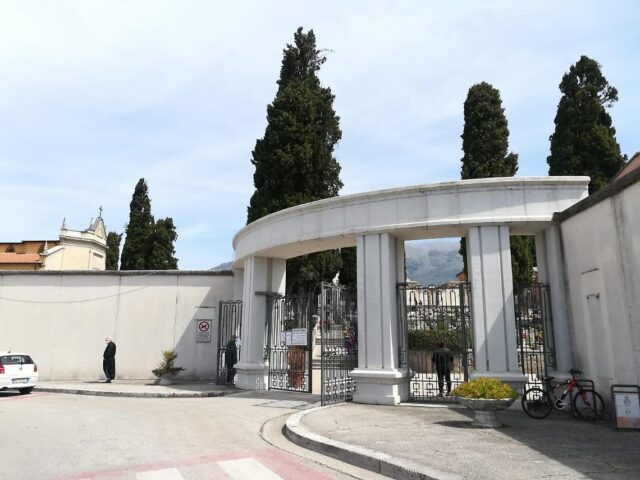 L'immagine attuale non ha un testo alternativo. Il nome del file รจ: cimitero.jpg