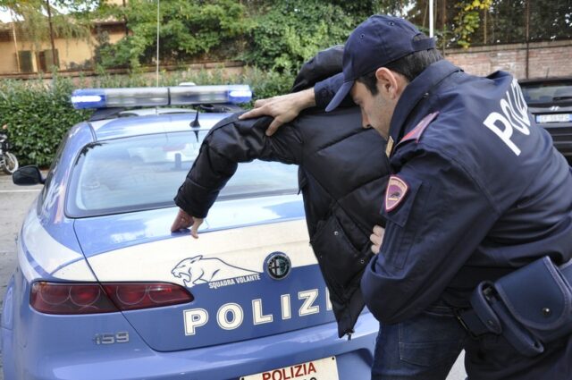 L'immagine attuale non ha un testo alternativo. Il nome del file è: polizia-arresto.jpg