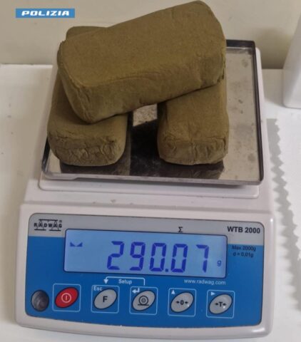 L'immagine attuale non ha un testo alternativo. Il nome del file è: poliziadistato.jpg