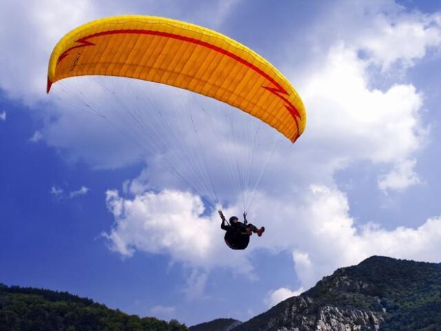 L'immagine attuale non ha un testo alternativo. Il nome del file è: PARAPENDISTA.jpeg