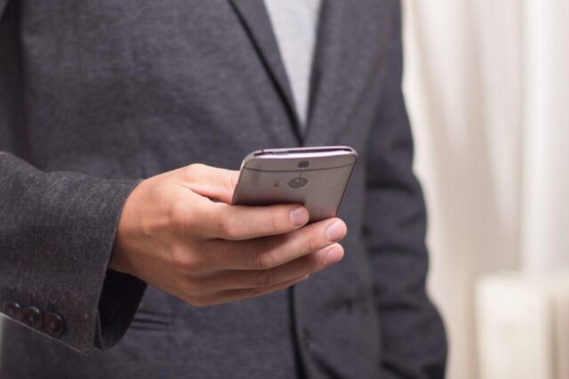 L'immagine attuale non ha un testo alternativo. Il nome del file รจ: smartphone.jpg