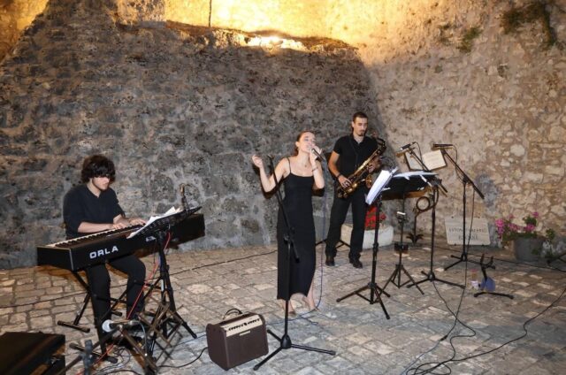 L'immagine attuale non ha un testo alternativo. Il nome del file รจ: jazz.jpg