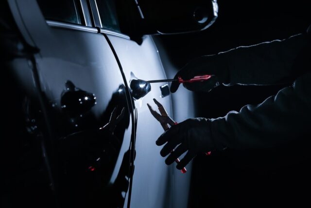 L'immagine attuale non ha un testo alternativo. Il nome del file รจ: ladro-auto.jpg