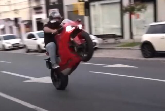 L'immagine attuale non ha un testo alternativo. Il nome del file รจ: impennata.jpg
