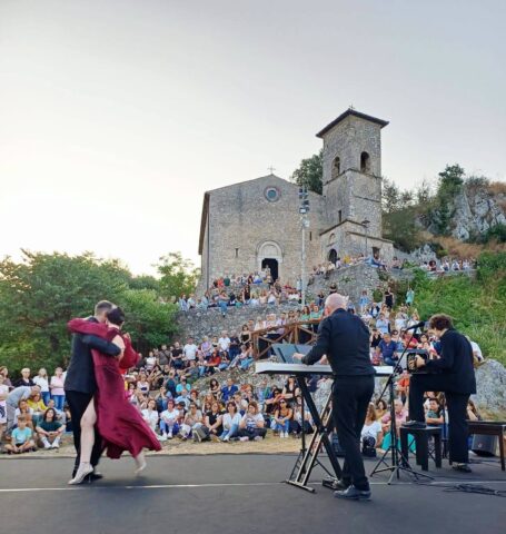 L'immagine attuale non ha un testo alternativo. Il nome del file รจ: tango.jpg