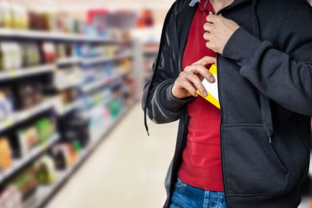 L'immagine attuale non ha un testo alternativo. Il nome del file è: ladro-supermercato.avif